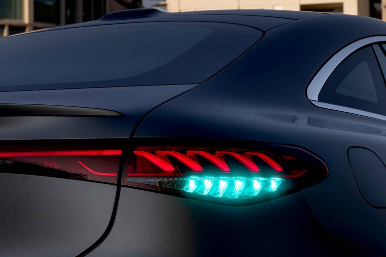 Mercedes-Benz первой в мире оснастила свои машины бирюзовыми габаритными огнями. И в этом&nbsp;большой смысл